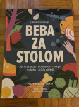 Beba za stolom