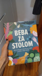 Knjiga beba za stolom
