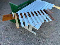 Police s držačima čaša