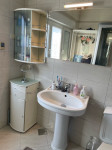 Kupaonski namještaj, ogledalo sa nadsvjetlom, umivaonik, WC školjka