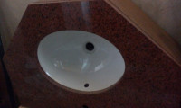Keramički umivaonik s granitnom pločom