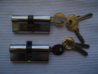 2 cilindra od 7 cm dužine, svaki 3 ključa