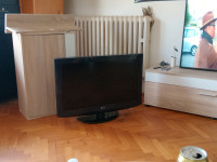 LG televizor 82cm