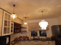 Kristalni luster (desni na slici) – 120 €  Naslov: