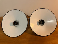 Lot dvije bijele vintage emajlirane lampe visilice