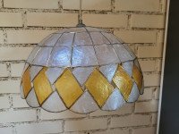 Retro lampa od školjaka u Tiffany stilu
