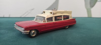 Stari Corgi toys Superior Ambulance on Cadillac Chassis autić maketa
