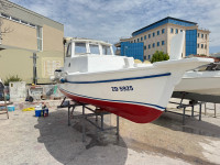 Drvena gajeta s plastificiranom kabinom i natkabinom