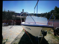 Istrianka sa duplim dnom,prikolicom i yamaha motorom.