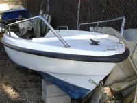 Plastična barka BOSTON WHALER bez motora ****JEDINSTVENA PRILIKA****