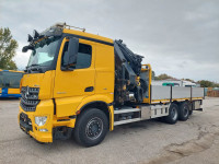 Mercedes-Benz Arocs 2640 / 6x2 / kran / kamion s ravnom platformom