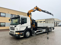 Scania P320 6x2/4 / rampa / kran / kamion s ravnom platformom