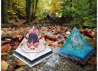 Orgonit ukras od epoxy smole, poludragog kamenja i metala