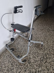 Rolator (hodalica) za teže pokretne osobe, 30€.