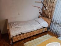 Bolesnički krevet sa električnim upravljanjem i dva madraca