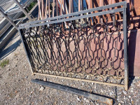 metalna ograda sa dvorišnim vratima/kapijom