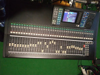 Digitalna mikseta Yamaha LS 9 32 sa dvije kartice koje su u kompletu