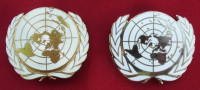 Dvije emajlirane oznake UN-a za beretke