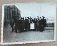 Fotografija ustaša i njemačkih oficira sa grupom djevojaka
