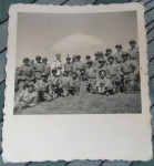 Fotografija vojnika Kraljevine Jugoslavije sa mitraljezom i šljemovima