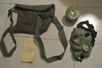 Gas maska iz 1961.godine,nikada koristena,sa kartonom,torbom