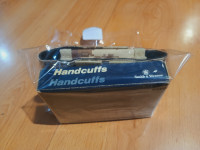 ORIGINALNE NOVE LISICE "SMITH&WESSON" SA FUTROLOM I CERTIFIKATOM-USA !