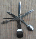 Stari multifunkcionalni vojni nož