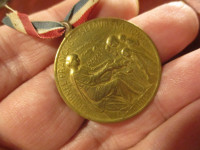 WW1 medalja Francuski nacionalni dan pomoći 1915., prešani metal