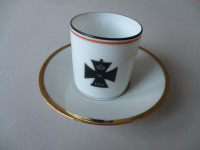 WWI.NJemačka patriotska šalica za kavu s ordenom Željeznog križa 1914