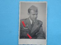 Zrakoplovni poručnik sa pilotskim oznakama iz 1945