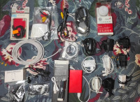 prodajem 15 punjača, 8 slušalice,kabele,2 prijenosna punjača,zvučnik