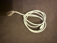 Prodajem lighting kabel za iPhone Pro Max povoljno!