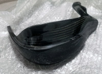 Akrapovič karbonske zaštite za ruke od Aprilie Pegaso 650 desne