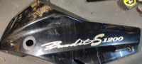 Suzuki Bandit 1200 GSF 1200 S dijelovi / bočna lijeva plastika
