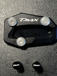 YAMAHA -T-MAX- SET PODLOŽAK ZA NOGAR CRNI + KAPICE CRNE - LOGO