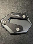 YAMAHA TRACER 9/GT-PODLOŽAK ZA BOČNI NOGAR- RAZNE  BOJE -LOGO