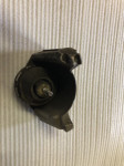 80 B4 90 desni nosač V6 AUDI desni 8a0199352