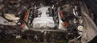 Audi 4.2 V8 246 kW motor u dijelovima.