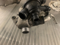 BMW E90,91,92,93 2.0i N43B20A CIRKULACIONA PUMPA VODE SA TERMOSTATOM