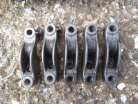 Mercedes 208D / 210D - držači bregaste osovine