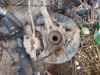 Toyota avensis 2,0 d, 85 kW  2003-06 glavčina kotača desna