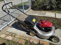 Prodajem profesionalnu veliku HONDA kosilicu