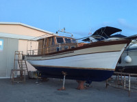 Drveni brod sa kabinom