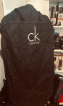 Calvin Klein odijelo.