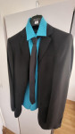 Muško crno odijelo s košuljom i kravatom