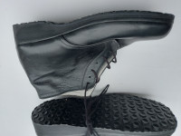 Ortopedske kožne cipele broj 39 s protukliznim đonom, potpuno nove
