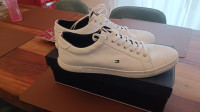 Nove tenisice Tommy Hilfigere br 45 nove