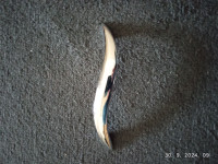 Prihvatnici (ručkice) za vrata i ladice.