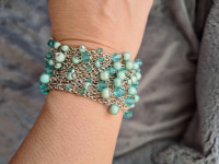 Narukvica sa sitnim tirkiznim biserima