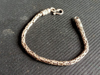 Srebrna  narukvica - kraljevski vez